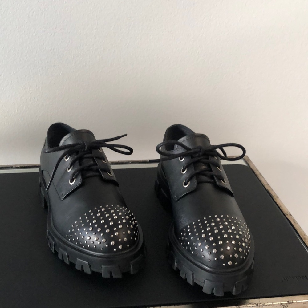 Beautiful shoes ! Product from Colombia 🇨🇴 ! Real leather! They are new .
